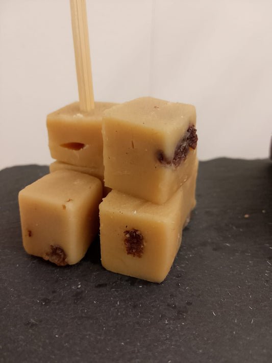 Rum and Raisin Fudge per 100g